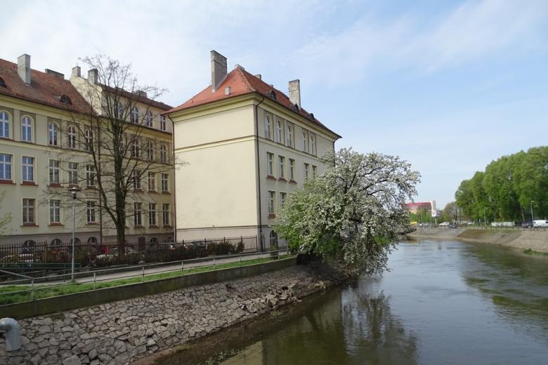 Budynek starej szkoły nad rzeką