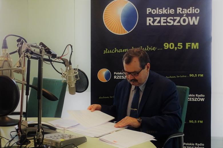 zdjęcie: mężczyzna w garniturze w studiu radiowym