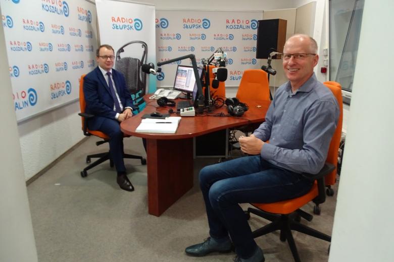 Zdjęcie: dwaj mężczyźni w studiu radiowym