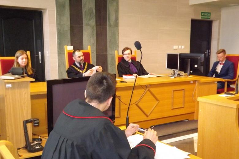 zdjęcie: młodzi ludzie w togach sędziowskich