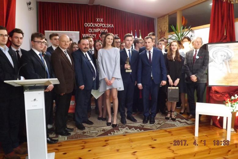 zdjęcie: kilkadziesiąt osób stoi na scenie