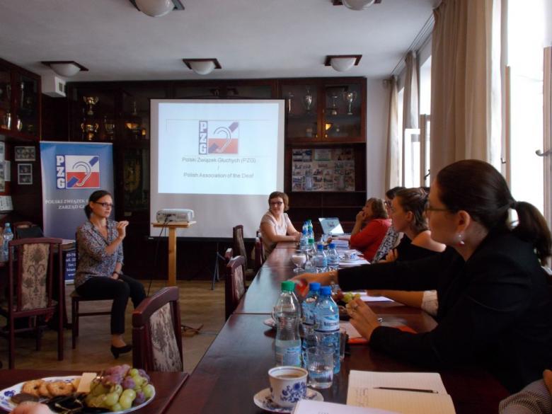 Na zdjęciu uczestnicy seminarium podczas wizyty w siedzibie Polskiego Związku Głuchych