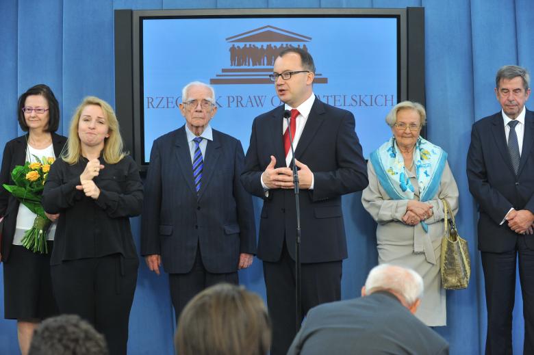 Na zdjęciu podczas konferencji prasowej przemawia RPO dr Adam Bodnar, z tyłu stoją Rzecznicy Praw Obywatelskich poprzednich kadencji, od lewej: prof. Irena Lipowicz, prof. Adam Zieliński, prof. Ewa Łętowska, prof. Andrzej Zoll