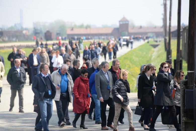 na zdjęciu uczestnicy seminarium podczas wizyty w Auschwitz