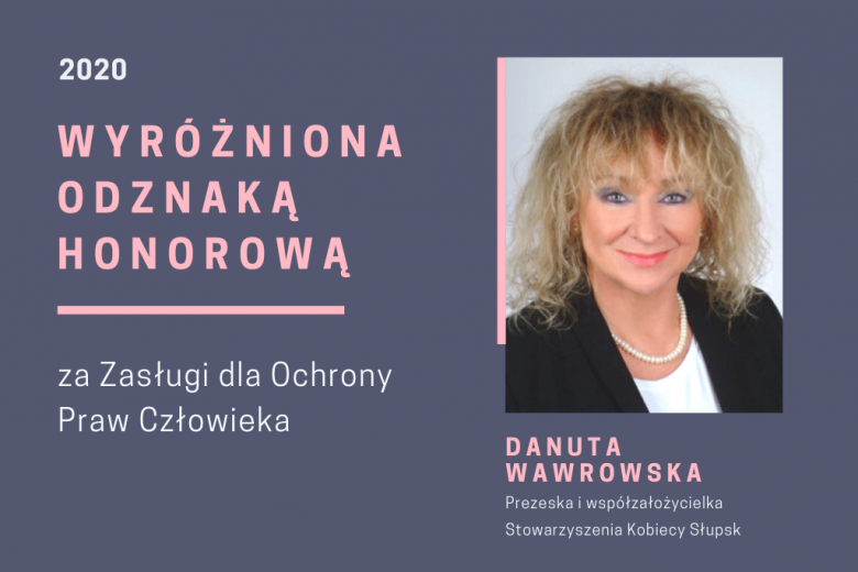 śliwkowa plansza ze zdjęciem kobiety w średnim wieku z napisem "wyróżniona odznaką honorową RPO za zasługi dla praw człowieka"