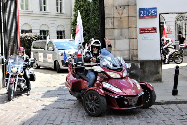 Pojazdy wyjeżdżają z bramy 