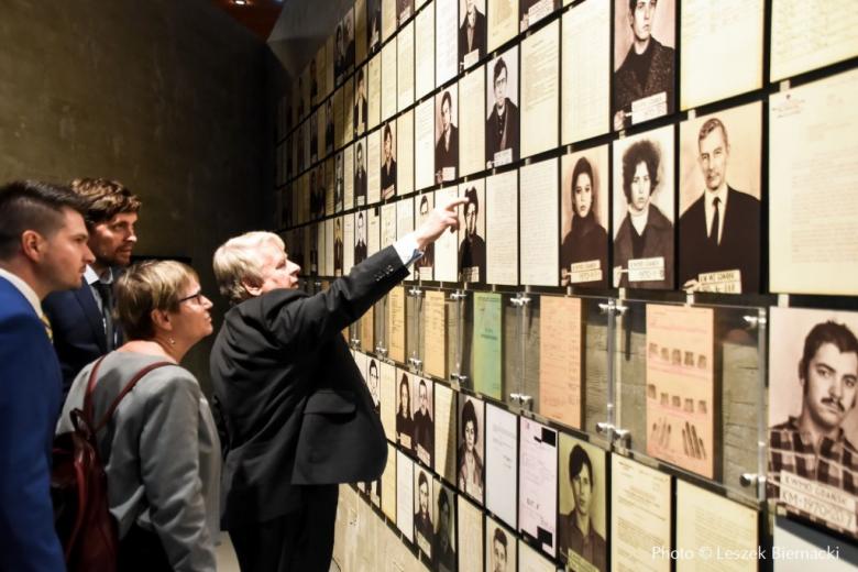 Grupa ludzi w muzeum przed ekspozycją