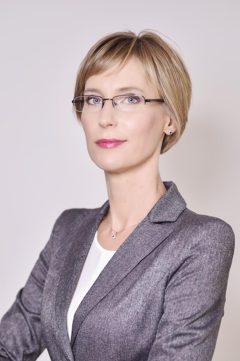 Kobieta w szarej marynarce