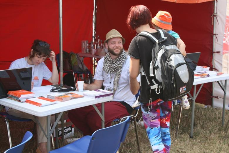 Na zdjęciu uczestnicy festiwalu w "namiocie praw obywatelskich"