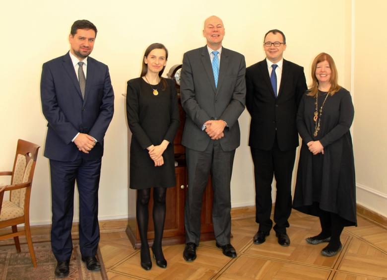 na zdjęciu Dyrektor Mirosław Wróblewski z Biura RPO, Zastępczyni Rzecznika Sylwia Spurek, Ambasador Kanady w RP Stephen de Boer, Rzecznik Praw Obywatelskich Adam Bodnar oraz Radca Polityczny Ambasady Kanady Pamela Isfeld 