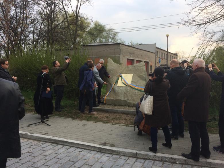 Przecinanie wstęgi na kamieniu z tablicą pamiątkową