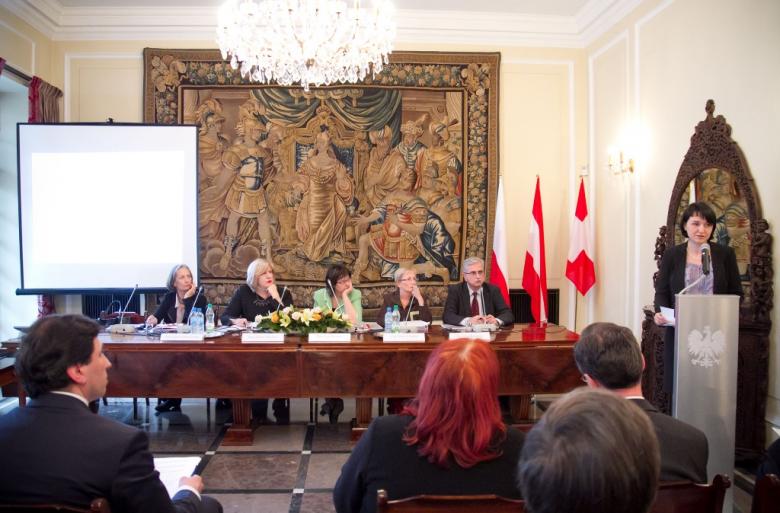 Fot. MSZ; na mównicy przemawia Henryka Mościcka-Dendys – podsekretarz stanu w MSZ. Za stołem prezydialnym paneliści, od prawej: Oliver Vujovic - Organizacja Mediów Europy Południowo-Wschodniej SEEMO, Sylvie Coudray – UNESCO, RPO prof. Irena Lipowicz, Dunj