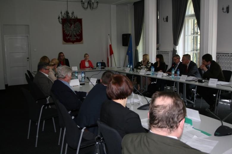 na zdjęciu uczestnicy debaty