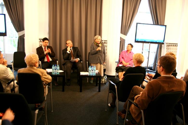 na zdjęciu Halina Bortnowska przemawia podczas powitania uczestników debaty