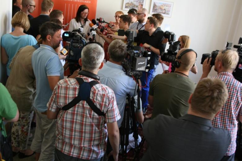 na zdjęciu uczestniczący w briefingu dziennikarze oraz prof. Lipowicz