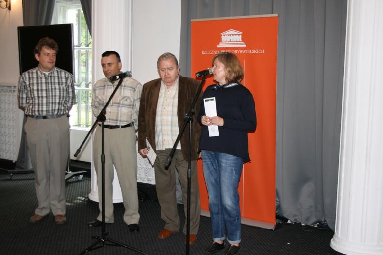 na zdjęciu autorzy fotografii oraz kierownik Środowiskowego Domu Samopomocy "Słoneczny Dom" Izabela Hajduk-Hojecka