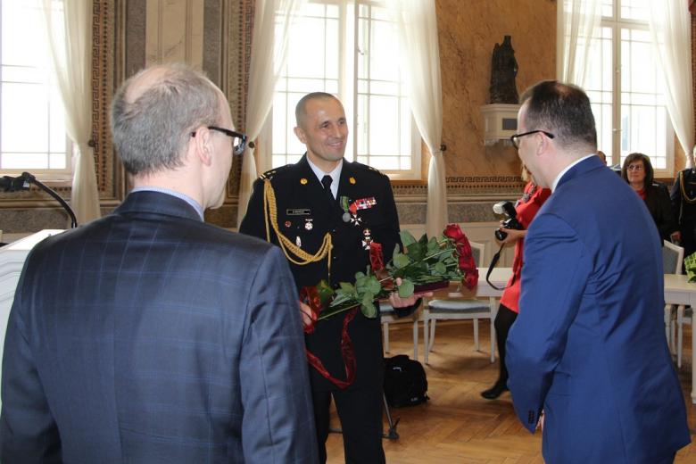 Adam Bodnar i Marek Zubik wręczają odznakę