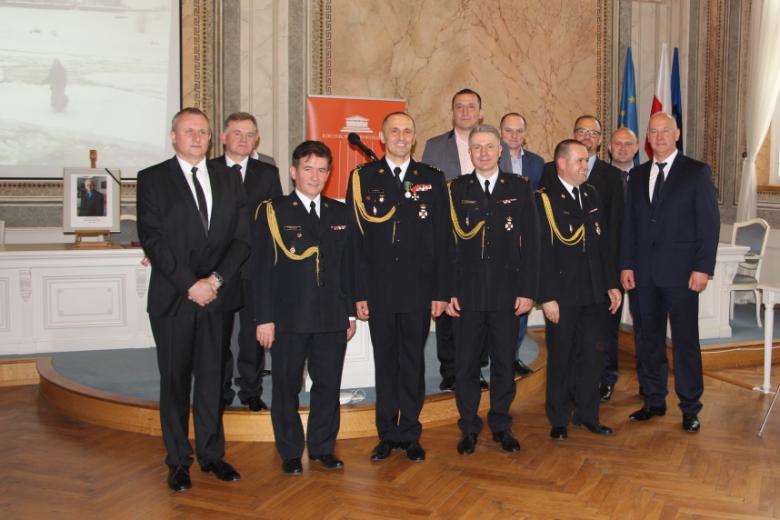 Fotografia grupowa mężczyzn w mundurach strażackich