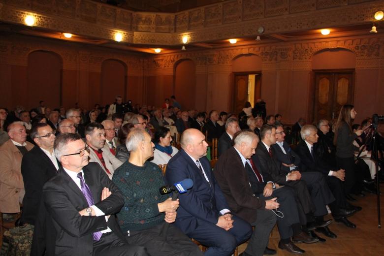 Goście konferencji siedzą w sali