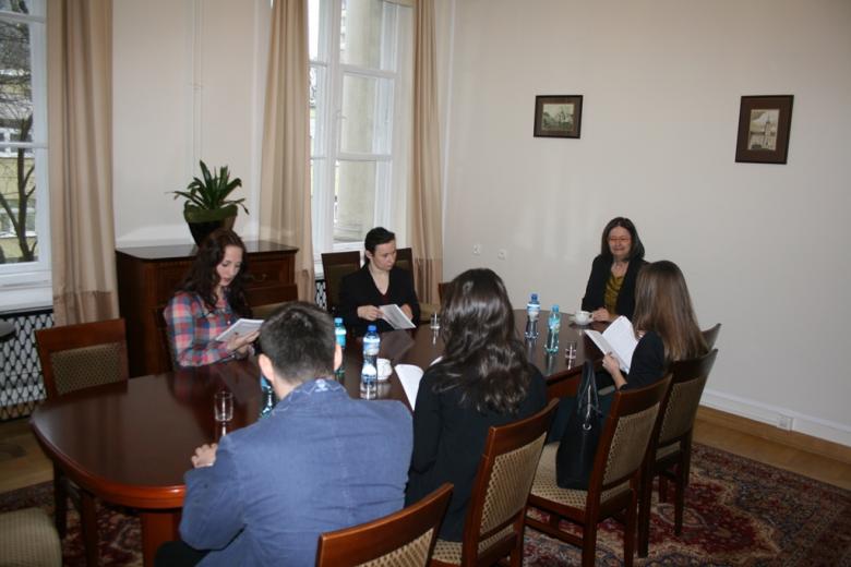 na zdjęciu prof. Irena Lipowicz, praktykanci i Jan Daab opiekun praktyk 