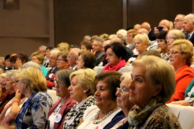 zdjęcie: na sali siedzi kilkadziesiąt osób