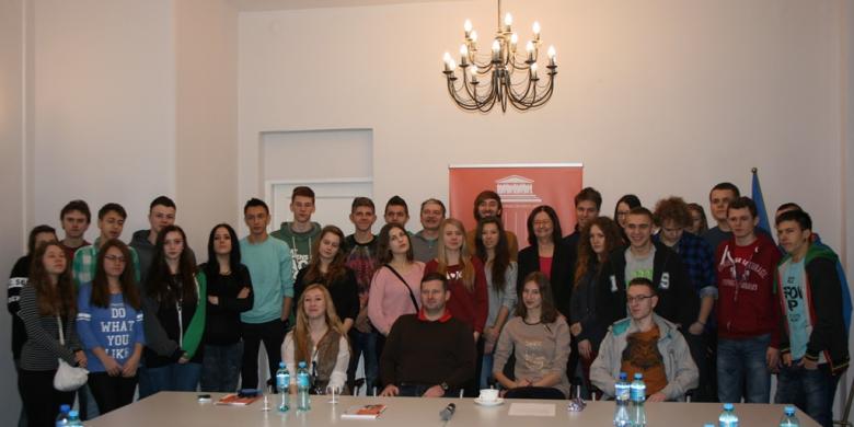 na zdjęciu prof. Irena Lipowicz i uczestnicy spotkania