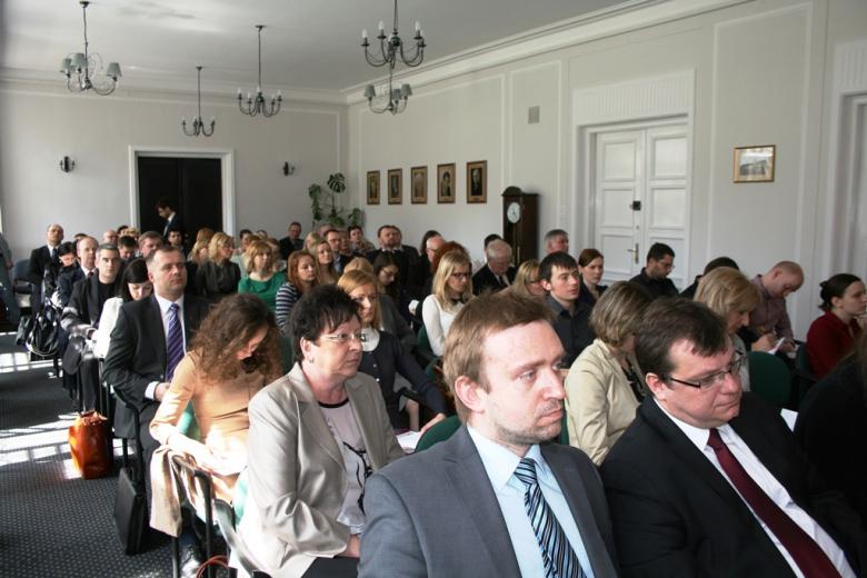 Duża sala konferencyjna wypełniona uczestnikami konferencji