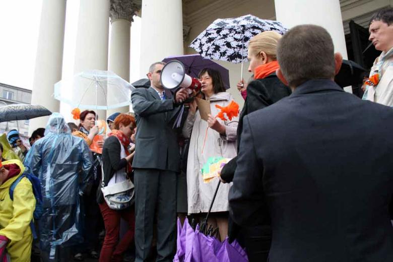 Na zdjęciu prof. Irena Lipowicz, Rzecznik Praw Obywatelskich wita uczestników Dnia Godności i zachęca ich do przekazywania swoich wniosków, petycji do  Marszałek Sejmu Ewy Kopacz 