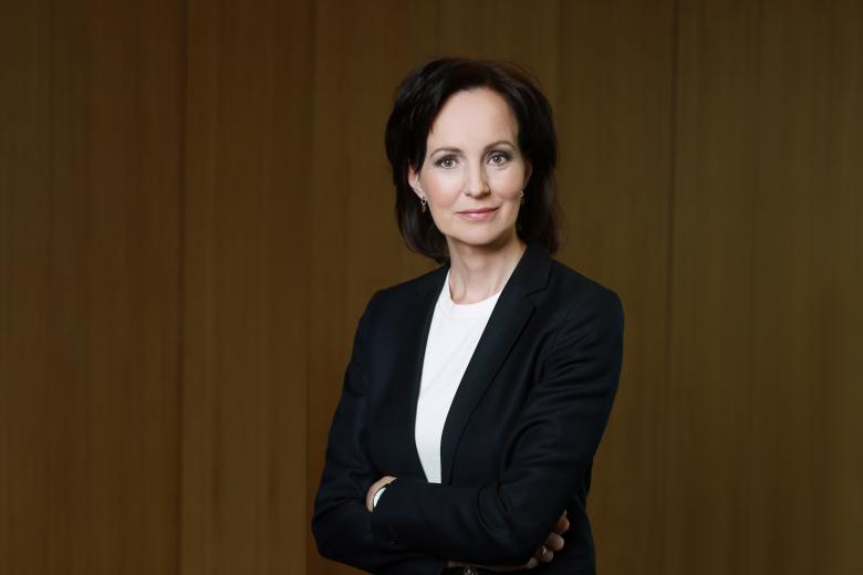 brunetka w czarnej marynarce