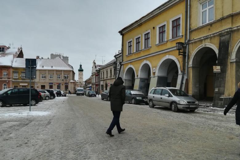 Mężczyzna idzie przez zaśnieżony rybke