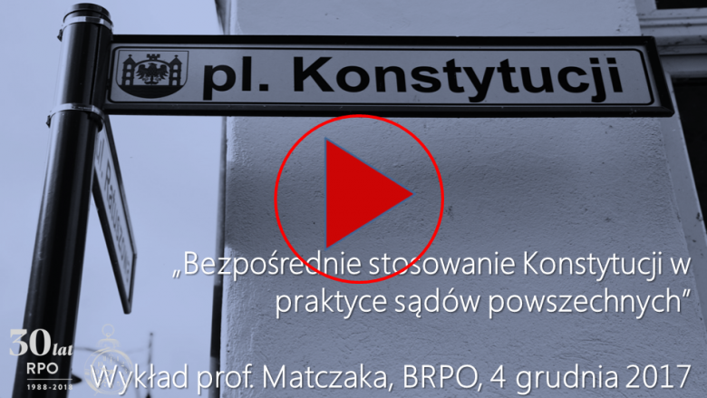 mem ze zdjęciem tabliczki z nazwą Plac Konstytucji