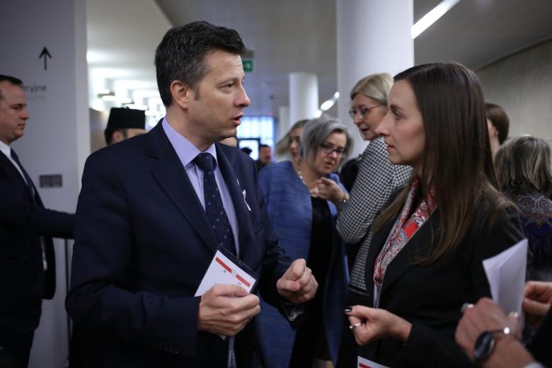 Ludzie rozmawiają