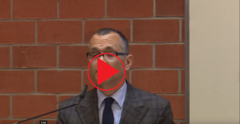 Meżczyzna w średnik wieku i znak "play"