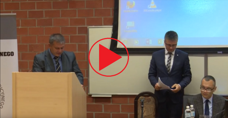 Trzej mężczyźni i znak "play"