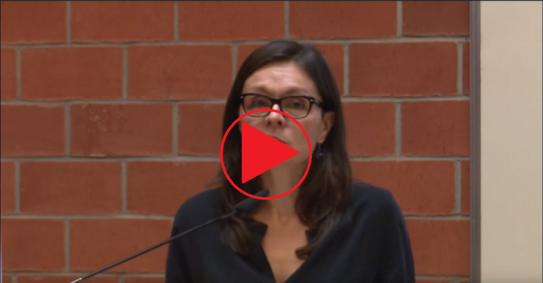 Młoda kobieta, znak "play"