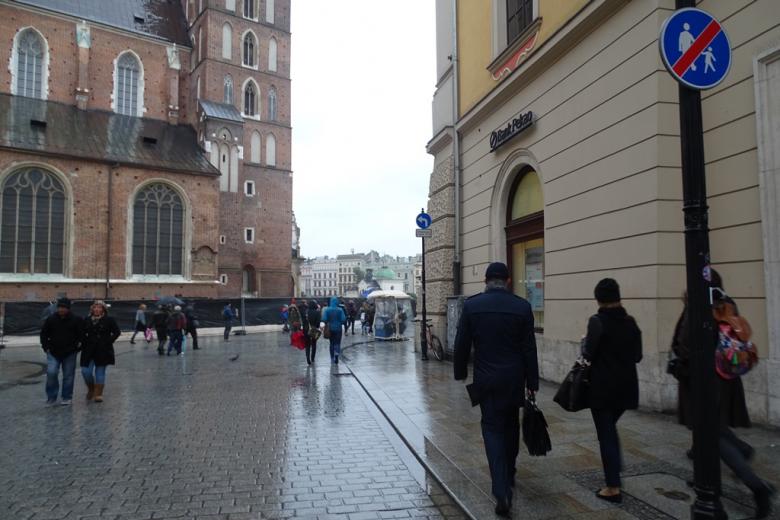 Stare miasto i kościół, ludzie