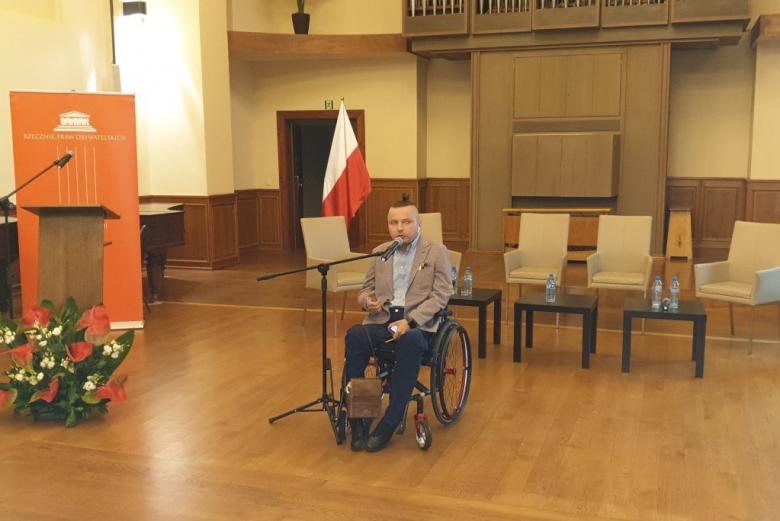 Osoba z niepełnosprawnością przemawia 