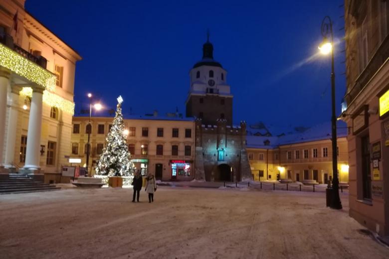 Zaśnieżone miasto, brama