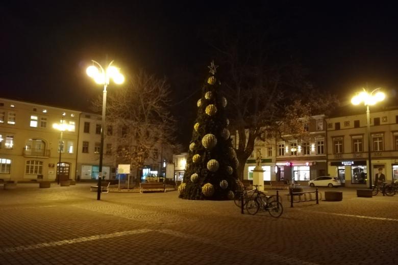 Plac z nieoświetloną jeszcze choinką