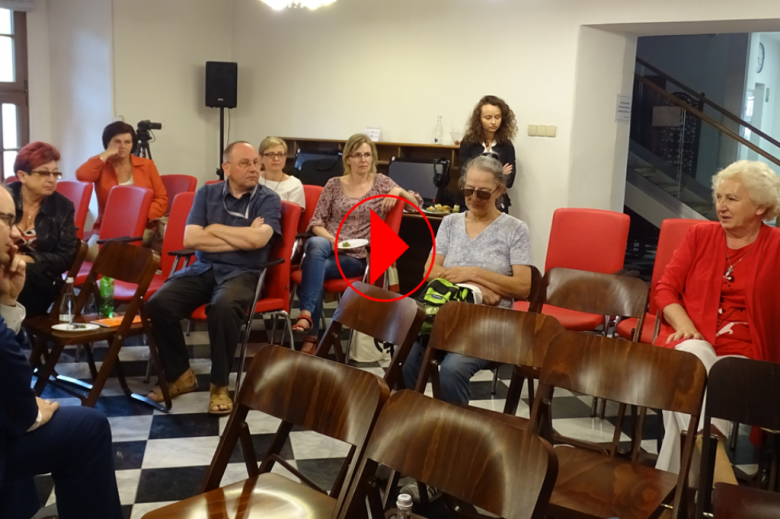 Zdjęcie z klawiszem "Play" - spotkanie regionalne