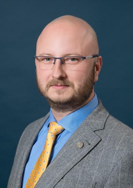 Mężczyzna w garniturze na niebieskim tle