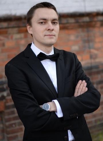 Mężyczna w garniturze i w muszce