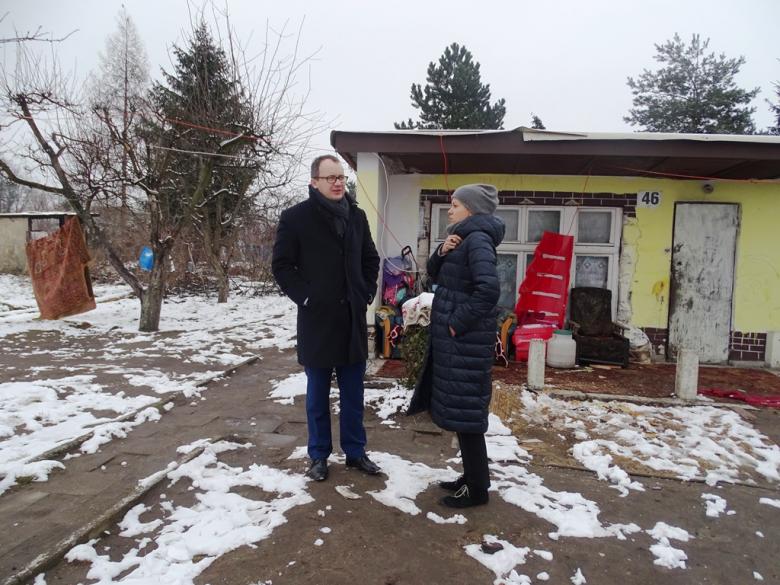 Dwoje ludzi na działkach letniskowych, błoto i śnieg