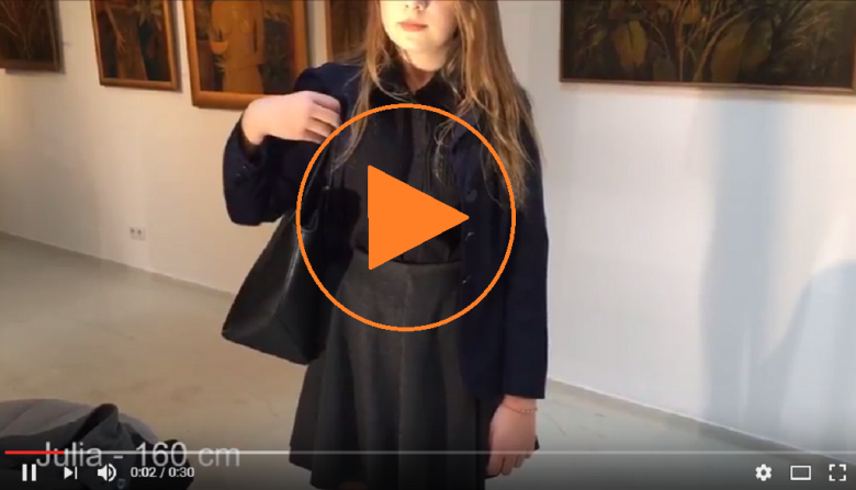 Zdjęcie ze znakiem play: człowiek, którego nogi i głowa są poza kadrem