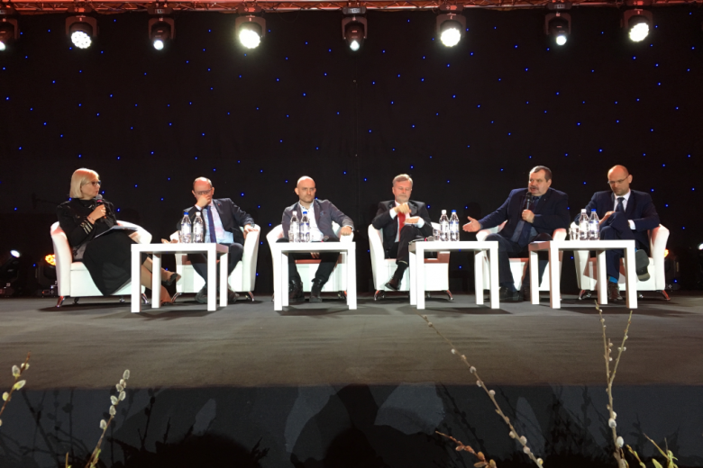 Pięciu mężczyzn i kobieta - paneliści debaty. 