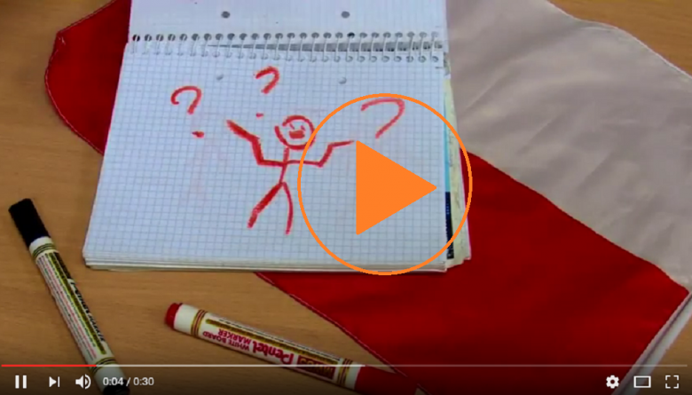 Zdjęcie ze znakiem play: zeszyt z rysunkami czerwoną kredką