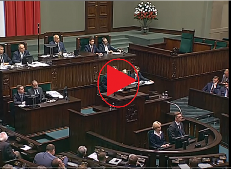 Zdjęcie sali sejmowej ze znakiem "Play"