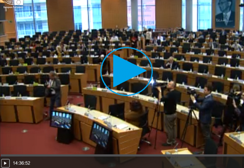 Zdjęcie sali posiedzeń, znak PLAY