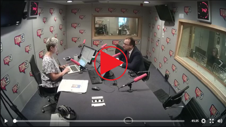 Kobieta i mężczyzna w studiu radiowym, znak "PLAY"