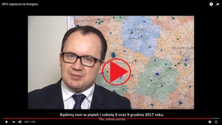 Adam Bodnar na tle mapy Polski, znak "play"